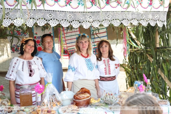 От выкупа невесты до каравая. Свадебный обряд Полесья воссоздали на фестивале в Мотоле 