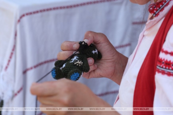 От выкупа невесты до каравая. Свадебный обряд Полесья воссоздали на фестивале в Мотоле 