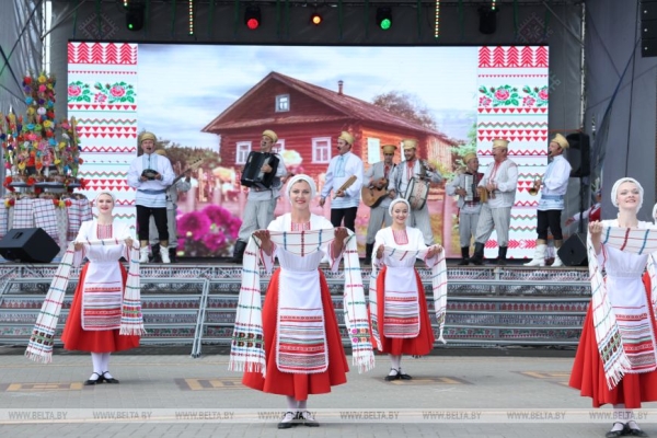 От выкупа невесты до каравая. Свадебный обряд Полесья воссоздали на фестивале в Мотоле 