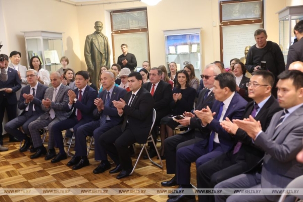 Знакомство с культурой Казахстана. Выставка к 180-летию со дня рождения Абая Кунанбаева открылась в Минске 