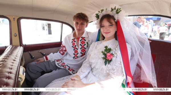 От выкупа невесты до каравая. Свадебный обряд Полесья воссоздали на фестивале в Мотоле 