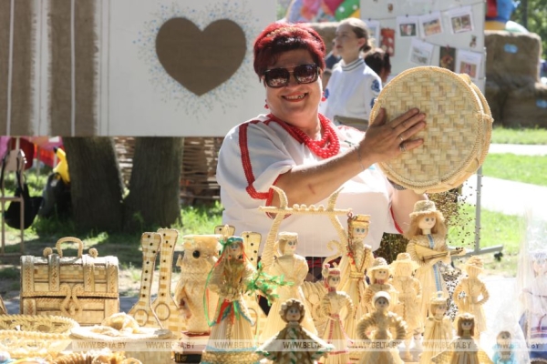 Секреты яблочного мохито, травоплетения и предсказания от "Льняной карусели". Чем запомнился фест в Корме