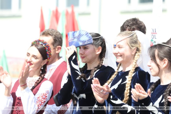 От выкупа невесты до каравая. Свадебный обряд Полесья воссоздали на фестивале в Мотоле 