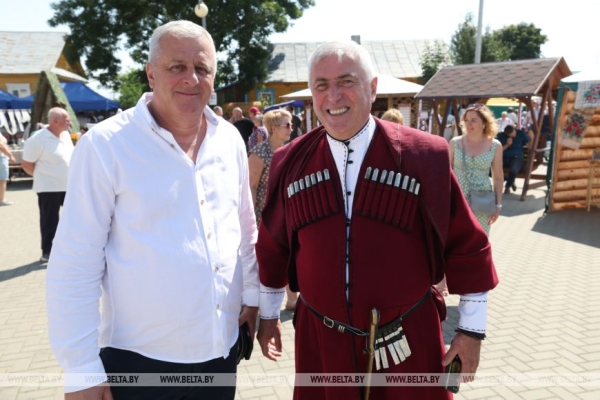 От выкупа невесты до каравая. Свадебный обряд Полесья воссоздали на фестивале в Мотоле 