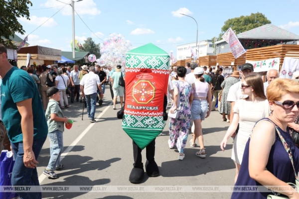 От выкупа невесты до каравая. Свадебный обряд Полесья воссоздали на фестивале в Мотоле 