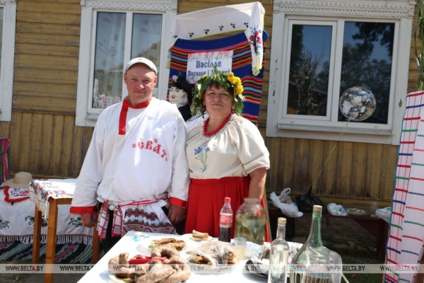 От выкупа невесты до каравая. Свадебный обряд Полесья воссоздали на фестивале в Мотоле 