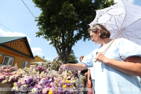 От выкупа невесты до каравая. Свадебный обряд Полесья воссоздали на фестивале в Мотоле 