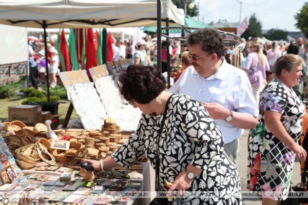 От выкупа невесты до каравая. Свадебный обряд Полесья воссоздали на фестивале в Мотоле 