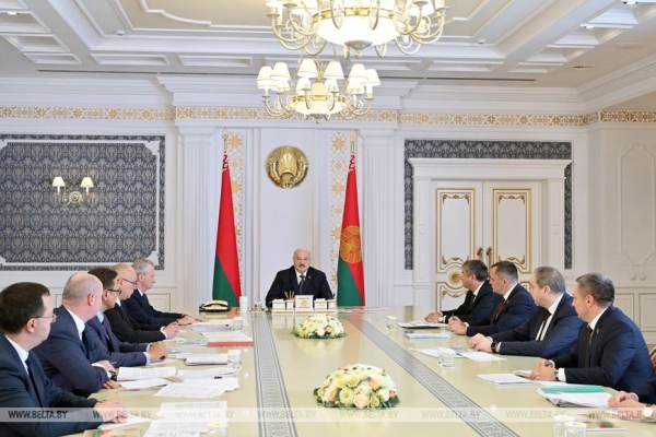 Разговор с Трампом, ситуация в банках, будущее биофармацевтики и закрытый доклад министра обороны. Итоги недели Президента