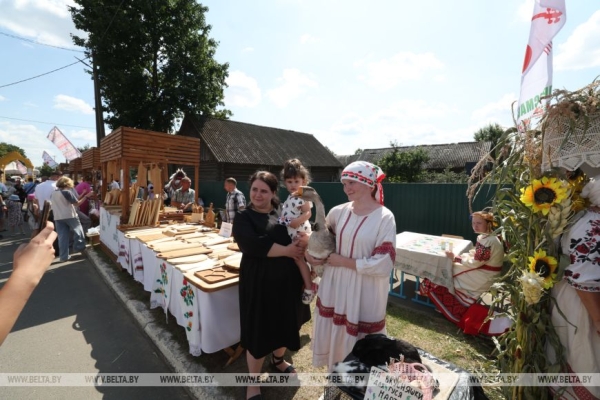 От выкупа невесты до каравая. Свадебный обряд Полесья воссоздали на фестивале в Мотоле 