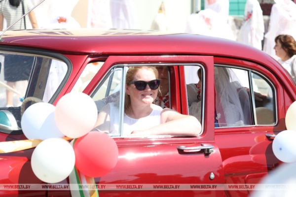 От выкупа невесты до каравая. Свадебный обряд Полесья воссоздали на фестивале в Мотоле 