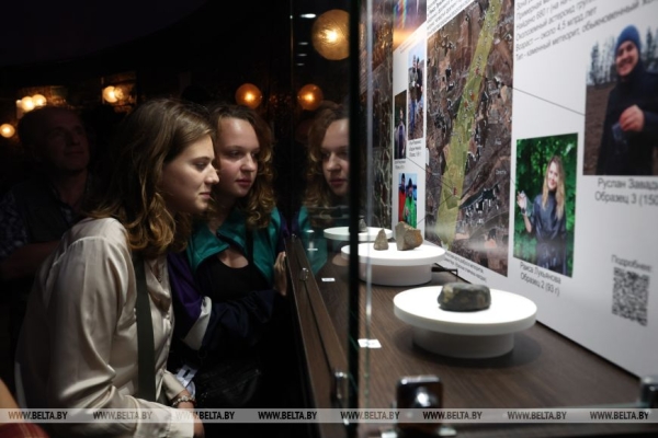 Фрагменты найденного под Смолевичами метеорита показали в Минском планетарии  