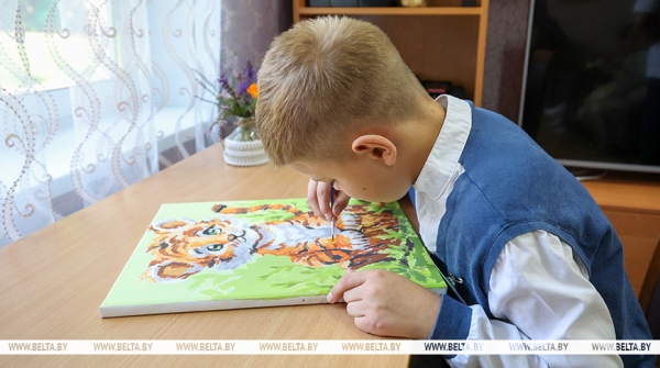 В Минске ребятам из социально-педагогического центра вручили подарки к новому учебному году