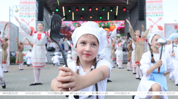 От выкупа невесты до каравая. Свадебный обряд Полесья воссоздали на фестивале в Мотоле 