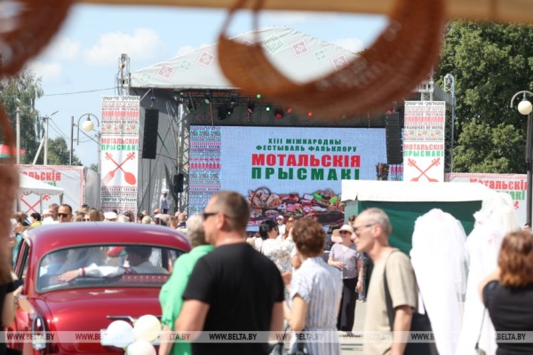 От выкупа невесты до каравая. Свадебный обряд Полесья воссоздали на фестивале в Мотоле 