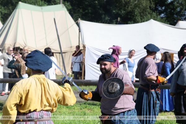 Под звон мечей и алебард в Мстиславле проходит "Рыцарский фест"