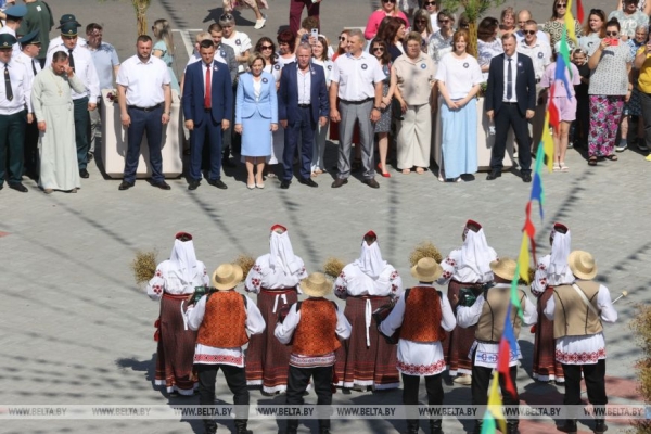 "Льняная карусель" закружила в Корме