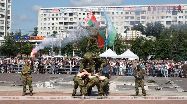 Воздушные маневры, выставка техники и каша по-армейски. Как в Минске прошел праздник ко Дню десантников