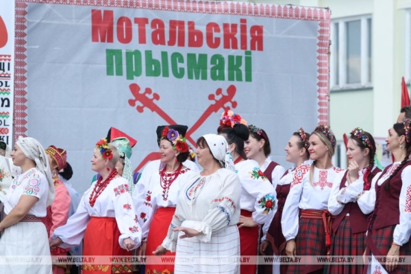 От выкупа невесты до каравая. Свадебный обряд Полесья воссоздали на фестивале в Мотоле 