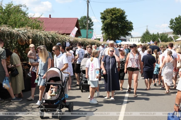 От выкупа невесты до каравая. Свадебный обряд Полесья воссоздали на фестивале в Мотоле 