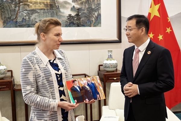 Сотрудники посольства КНР в Беларуси передали пяти ветеранам китайские медали в честь 80-летия Победы 