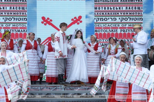 От выкупа невесты до каравая. Свадебный обряд Полесья воссоздали на фестивале в Мотоле 