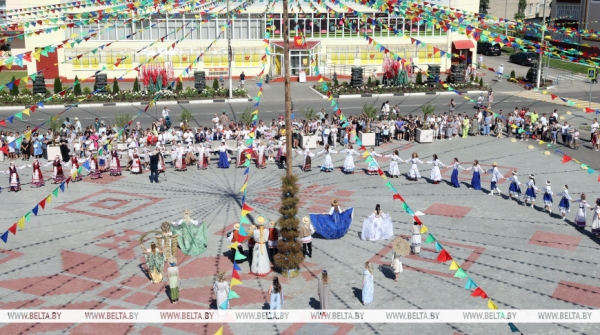 "Льняная карусель" закружила в Корме