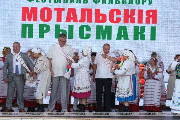 От выкупа невесты до каравая. Свадебный обряд Полесья воссоздали на фестивале в Мотоле 