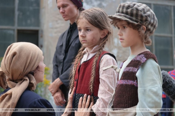 Юные герои, работа с овчарками и знакомство с историей. Как идут съемки фильма "Близнецы Освенцима" в Минске