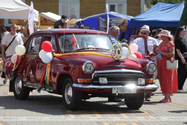 От выкупа невесты до каравая. Свадебный обряд Полесья воссоздали на фестивале в Мотоле 