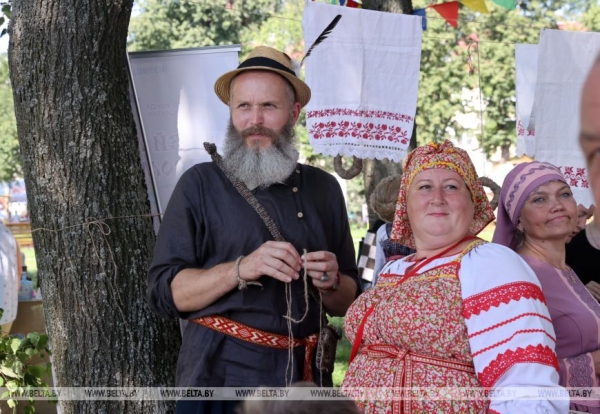 "Льняная карусель" закружила в Корме