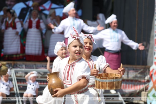 От выкупа невесты до каравая. Свадебный обряд Полесья воссоздали на фестивале в Мотоле 