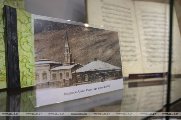 Знакомство с культурой Казахстана. Выставка к 180-летию со дня рождения Абая Кунанбаева открылась в Минске 