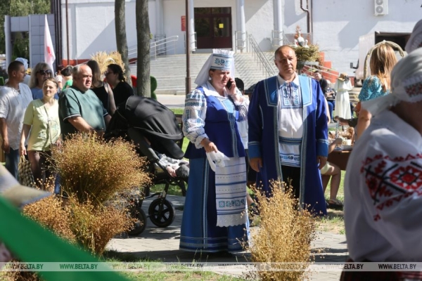 Секреты яблочного мохито, травоплетения и предсказания от "Льняной карусели". Чем запомнился фест в Корме