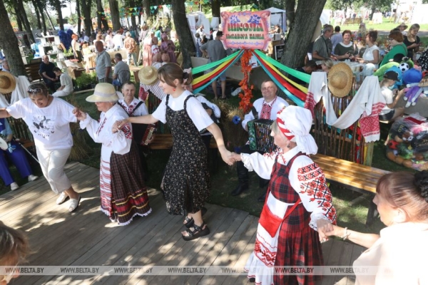 "Льняная карусель" закружила в Корме