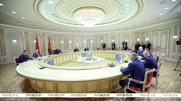 Разговор с Трампом, ситуация в банках, будущее биофармацевтики и закрытый доклад министра обороны. Итоги недели Президента