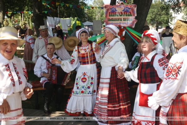 "Льняная карусель" закружила в Корме