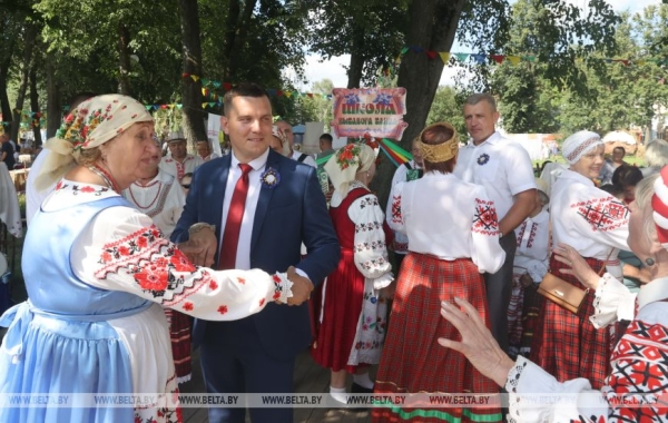 "Льняная карусель" закружила в Корме