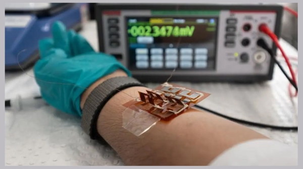 Китайские ученые создали уникальный материал, преобразующий тепло человека в электричество 