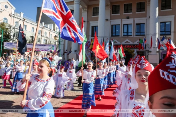 Ярко, позитивно и с задором. В Могилеве дали старт международному фестивалю "Анимаевка-2025" 