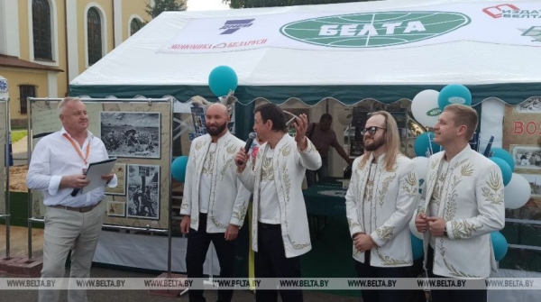 Добрые книги, кофе из желудей, автографы звезд. Чем запомнился День письменности в Лиде