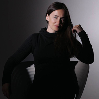 Объемные силуэты, однородные оттенки. Какой гардероб будет актуален осенью 2025 года