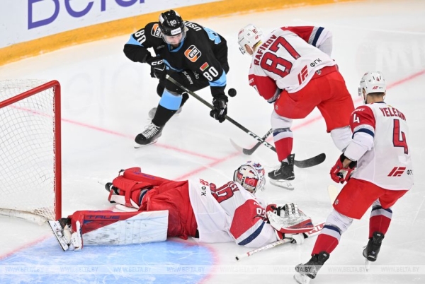 Хоккеисты "Динамо" обыграли "Локомотив" и продлили серию побед на родном льду