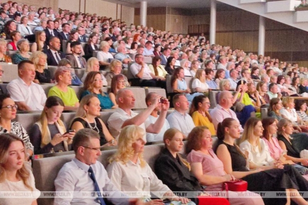 Новое прочтение любимых песен и легендарные "Белые росы". Гродно принимает гала-концерт "Кинотеатр "Александрия" 