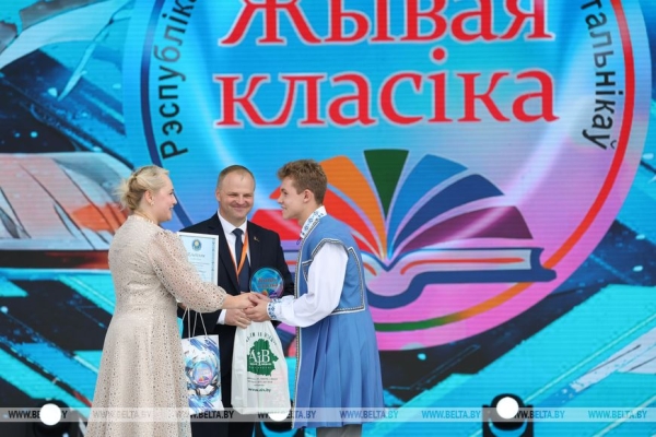 Добрые книги, кофе из желудей, автографы звезд. Чем запомнился День письменности в Лиде