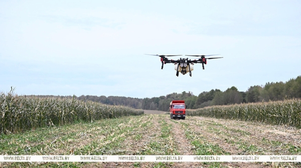 Лукашенко показали, как применяют дроны в сельском хозяйстве