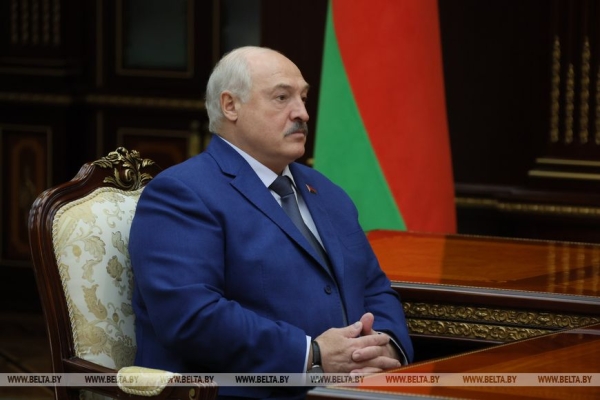 Лукашенко требует взять на "жестокий контроль" деятельность вице-премьера по АПК