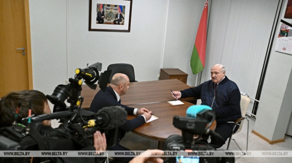 Лукашенко накануне переговоров с Путиным заслушал доклад посла по сотрудничеству с Россией