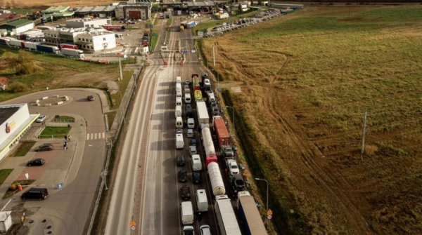 Польские фермеры несколько часов блокировали пункт пропуска на границе с Украиной Польские фермеры несколько часов блокировали пункт пропуска на границе с Украиной