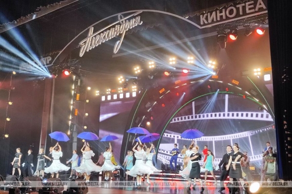 Новое прочтение любимых песен и легендарные "Белые росы". Гродно принимает гала-концерт "Кинотеатр "Александрия" 